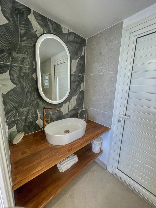28 Location villa piscine vue mer ilet Gosier Guadeloupe_sdb 1